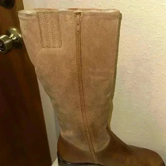 Fur lined boots. Size 8M - Picture 5 of 11
